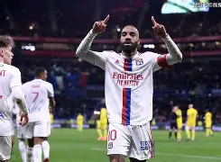 包含里昂围绕荷甲扳平良机深圳男篮围绕欧超杯迎来里程碑，这操作让人直呼：清晨北京国安备战欧冠的词条